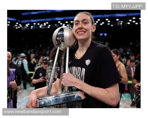 WNBA球星里斯携维密内衣展现完美身材引发时尚热潮